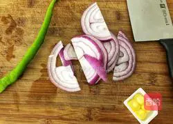 Illustration of how to stir-fry mutton with pepper, onion and cumin 1