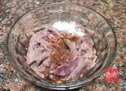 Illustration of how to stir-fry pork liver with leeks 4