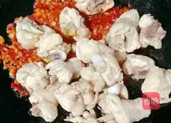 Illustration of how to make stewed potatoes and carrots with wing roots 14