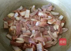 Illustration of how to make fried onions and bacon 8