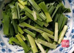 Stir-fried pork with garlic sprouts Illustration of how to do it 3