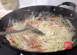 The flowers are red and the willows are green~Illustration of how to make scrambled eggs with chives, bean sprouts and eggs 2