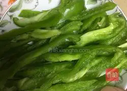 Illustration of how to make shredded carrots and beef 5