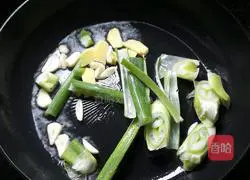 Illustration of how to stir-fry winter bamboo shoots with mushrooms 3