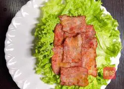 Illustration of how to make Korean lettuce wraps with bacon and fresh fruit 9
