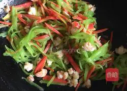 Illustration of how to make shredded shrimps and lettuce 9