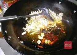 Illustration of how to stir-fry shredded chicken with green pepper 5