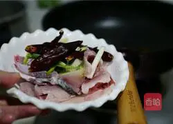 Illustration of how to make sour radish and black fish fillet 2