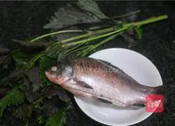 Perilla Recipe for steaming crucian carp in clay pot 1