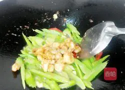 Illustration of how to stir-fry shrimps with celery 10