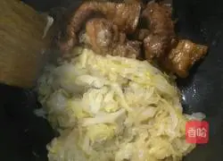 Illustration of how to make sauerkraut stewed pork belly 4