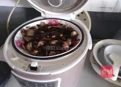 Illustration of how to cook pork with dried plums and vegetables 4