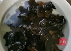 Illustration of how to cook gluten with yuba and fungus 3