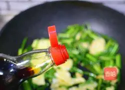 Illustration of how to make fried eggs with garlic moss 7