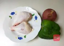 Illustration of how to make diced chicken legs with onions and green peppers 1