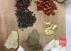 Illustration of how to make spicy duck neck 1