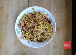 Illustration of how to make fried soybean sprouts with meat 5