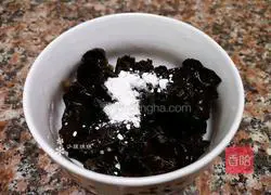 Illustration of how to make lettuce, fungus and scrambled eggs 2