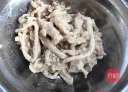 Illustration of how to make spicy stir-fried shredded pork with white jade mushroom 6