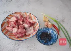 Illustration of how to make steamed pork ribs with black bean sauce 1