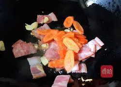 How to stir-fry cabbage with bacon, carrots and cabbage Illustration 7