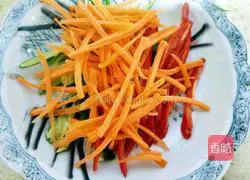 Illustration of how to make spicy shredded chicken 1