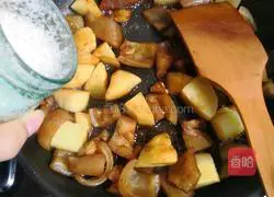 Recipe for braised pork rinds with potatoes Illustration 13