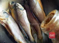 Illustration of how to make fried yellow croaker 3