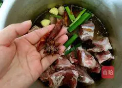 Illustration of how to make sauce bones 3