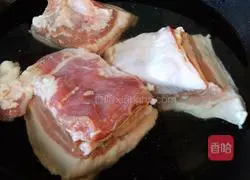 Illustration of how to make pig-killing vegetables: pork belly, blood sausage, braised sauerkraut 1