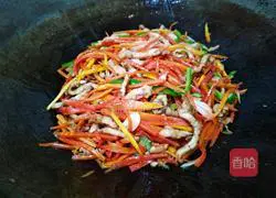 Illustration of how to stir-fry shredded pork with green pepper and carrot 16