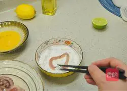 Illustration of how to make fried squid rings 2