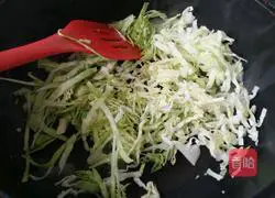 Illustration of how to make stir-fried shredded cabbage 6