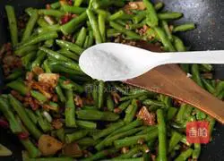 Illustration of how to make stir-fried green beans 12