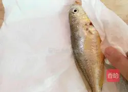 Illustration of how to make dry-fried small yellow croaker 2