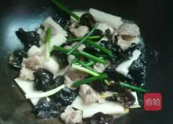 Illustration of how to make fried meat with yam and fungus 13