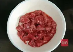 Illustration of how to make stir-fried beef with diced celery 1