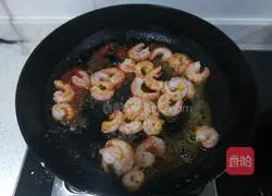 Illustration of how to eat two shrimps 13