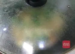 Illustration of how to stir-fry vegetarian chicken with green pepper 9