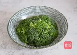 Illustration of how to make garlic minced pork and broccoli 7