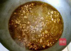 Illustration of how to make meat vermicelli 8