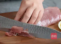 Illustration of how to make tender and smooth boiled pork slices 1