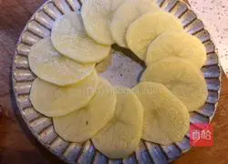 Illustration of how to make steamed potatoes with sausage 3