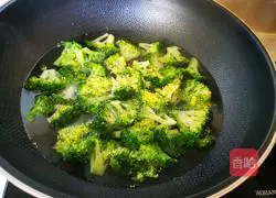 Illustration of how to make fried shrimps with broccoli 3