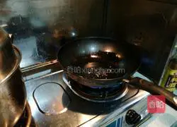 Illustration of how to make quick-fried three shredded silkworms 7