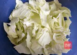Illustration of how to make hot and sour shredded cabbage 2