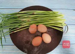 Illustration of how to make fried eggs with garlic moss 1