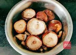 Illustration of steamed beef brisket with mushrooms 3