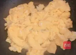 Illustration of how to make asparagus, shrimp and scrambled eggs 10