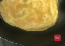 Illustration of how to make egg pancakes with fried shredded potatoes 1